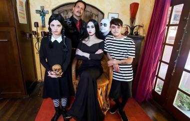Familystrokes halloween costume ends creepy